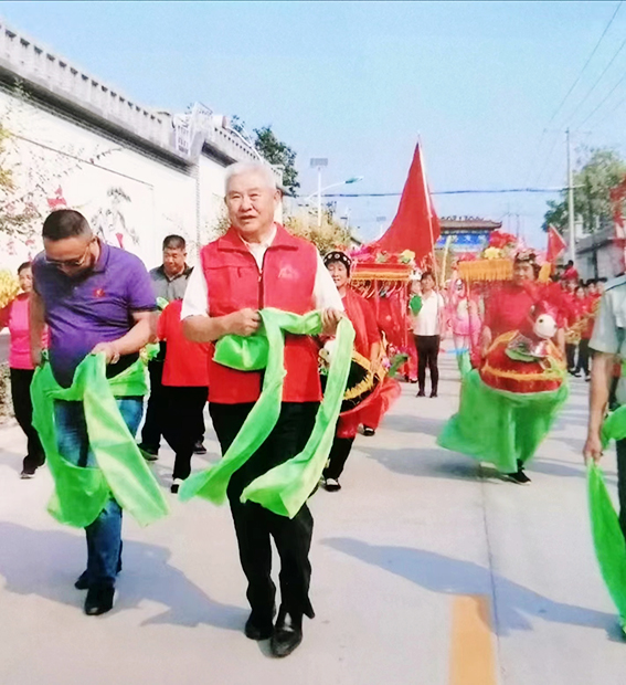 8 贾雪阳、魏民、贾金忠等和河渠村秧歌队扭秧歌.jpg