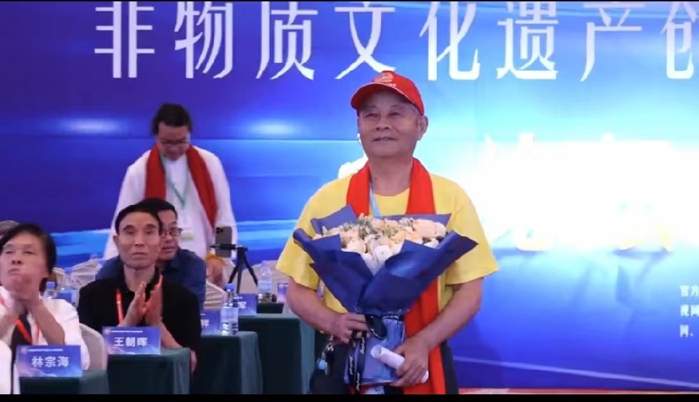 著名摄影家谢才保--受邀参加非遗创新人才发展论坛