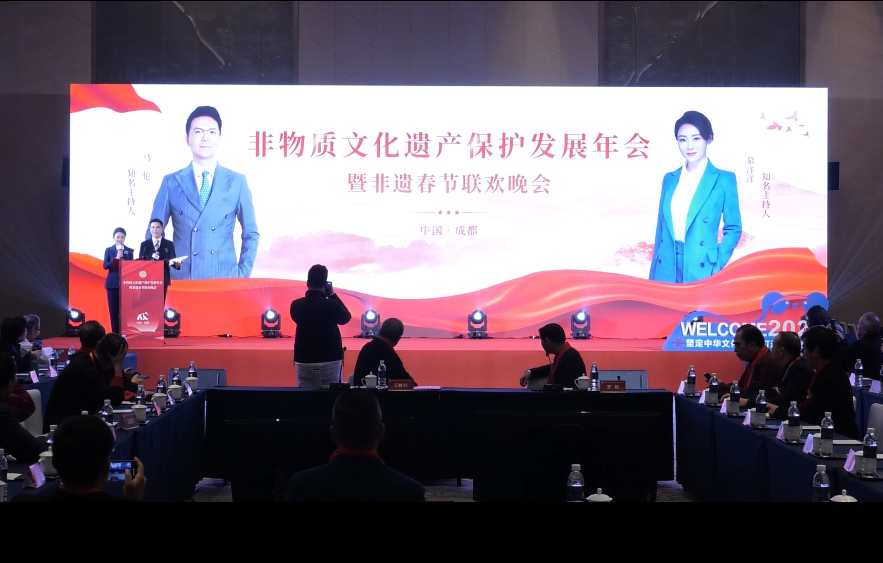 优秀艺术家阿孜古丽·吾甫尔受邀出席非物质文化遗产保护发展年会暨非遗春节联欢晚会